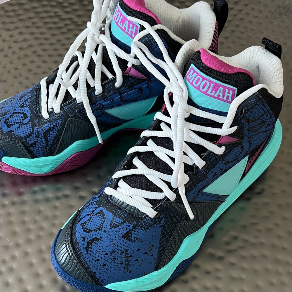 Moolah Kids Press Break Basketball Sneakers NWOT- Size 5
